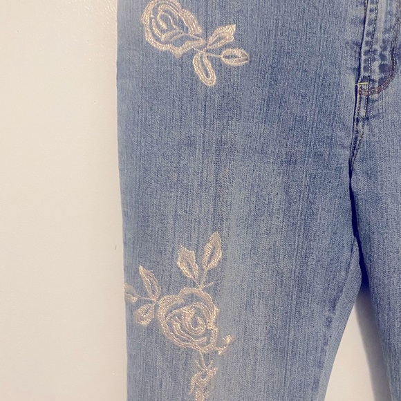 NWOT Trendy flower appliquéd jeans - Picture 6 of 8